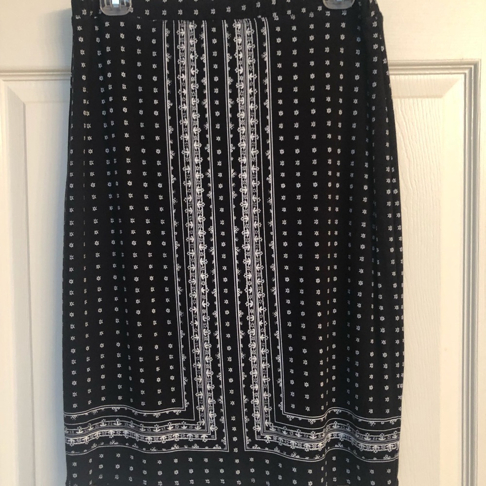 MAX STUDIO Black and white lined skirt size 12